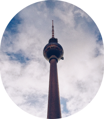 Fernsehturm Berlin vor wolkigem Himmel von unten fotografiert