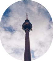 Fernsehturm in Berlin vor wolkigem Himmel gesehen von unten