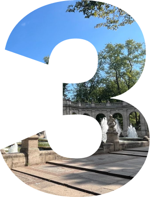 Große schwarze Zahl 3 über einem historischen Springbrunnen mit Statuen und Bäumen im Park bei sonnigem Wetter