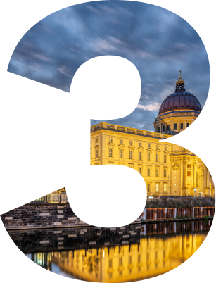 Zahl drei mit Abendaufnahme eines historischen Gebäudes und Spiegelung im Wasser