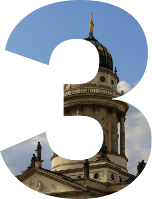 Blick auf die Kuppel des Französischen Doms in Berlin vor blauem Himmel, eingebettet in die Zahl 3