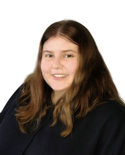 Porträt einer lächelnden jungen Frau mit langen braunen Haaren und schwarzem Oberteil vor neutralem Hintergrund