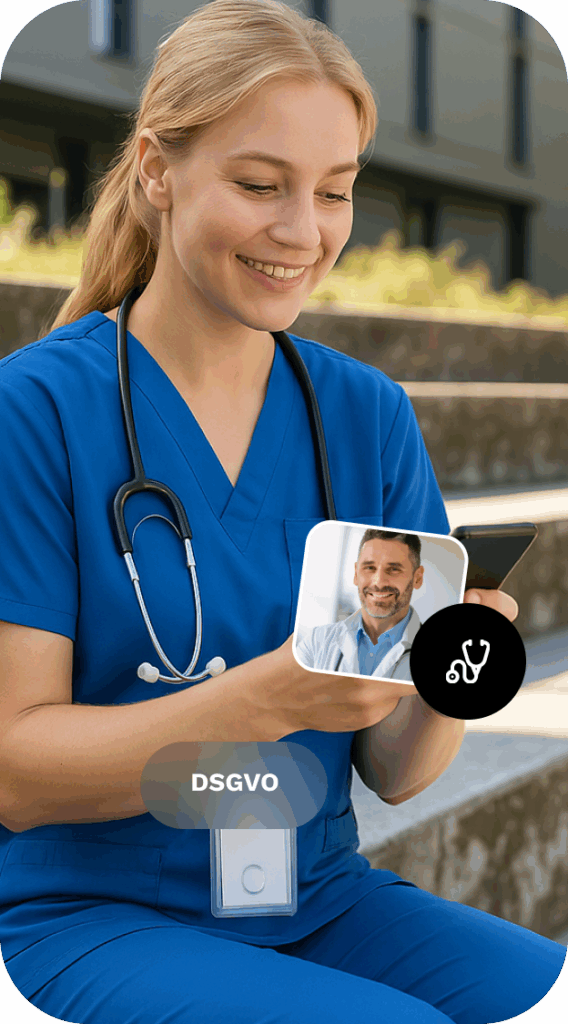 Junge Krankenschwester im blauen Kittel nutzt ein Smartphone für eine Videosprechstunde.