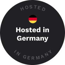 Rundes schwarzes Label mit deutscher Flagge und Text ‚Hosted in Germany‘