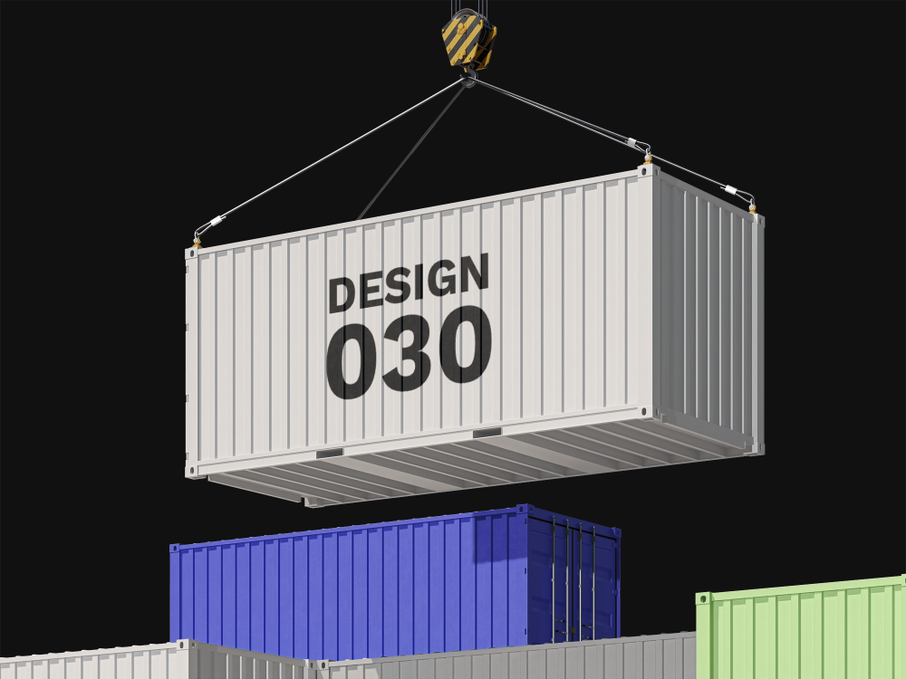 Weißer Container mit der schwarzen Aufschrift "DESIGN 030", der an einem Kranhaken in der Luft hängt, mit mehreren bunten Containern im Hintergrund.