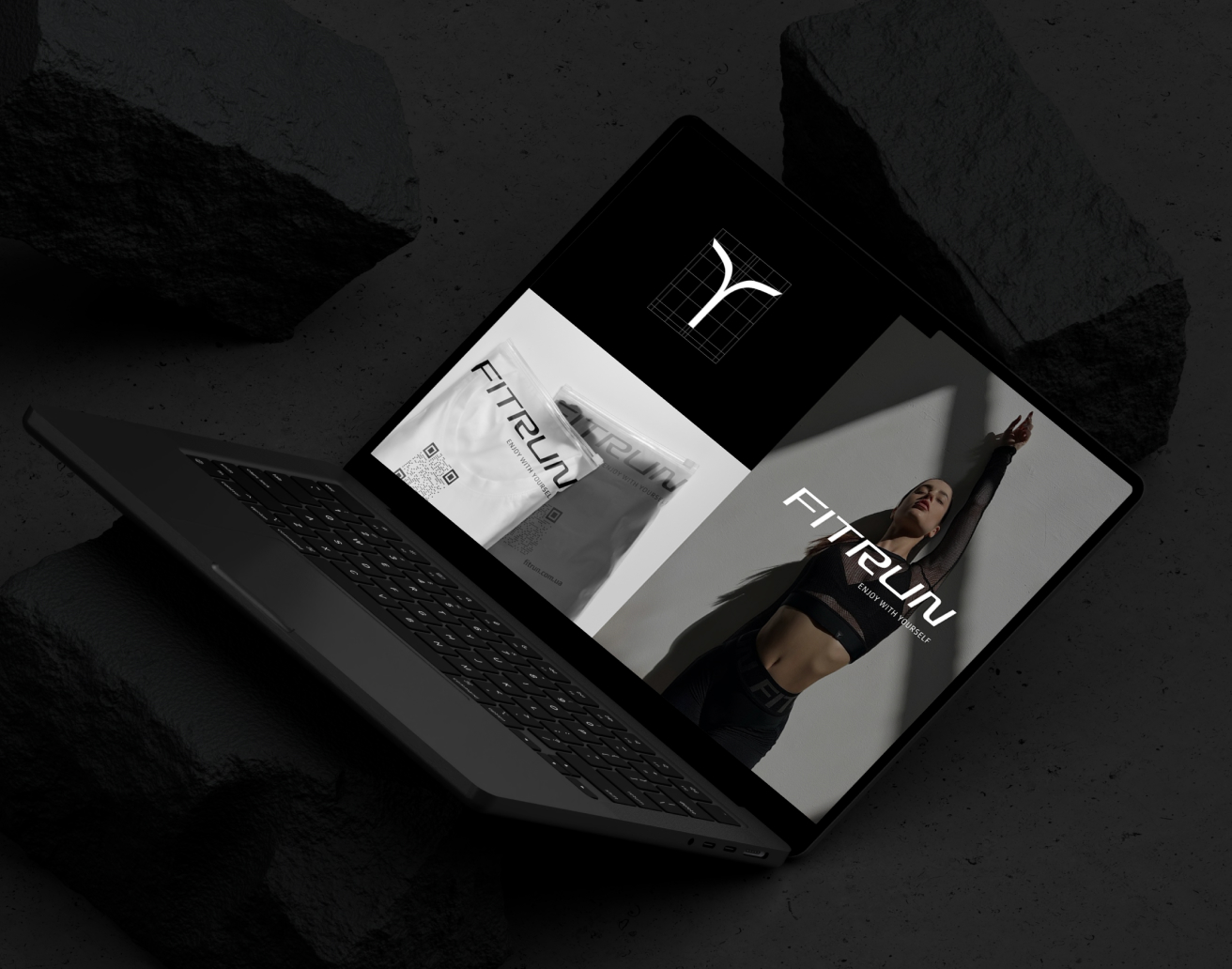 Laptop mit Fitness-Websiteanzeige, zeigt Fitnessprodukte und eine Frau im Sportoutfit