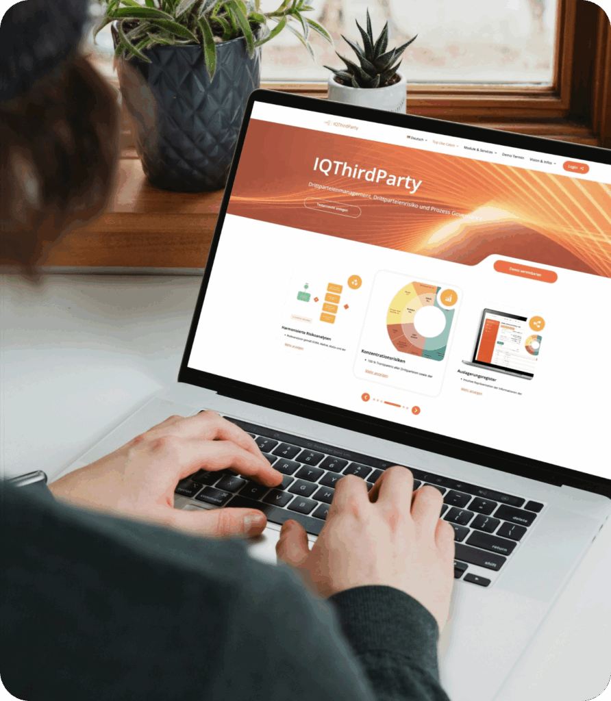 Jemand tippt auf einer aufgeklappten Laptop-Tastatur, auf dem Bildschirm ist die Webseite von IQThirdParty mit orangefarbenem Design und verschiedenen grafischen Elementen zu Drittparteienmanagement sichtbar, im Hintergrund Fensterbank mit zwei Pflanzen.