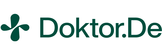 Logo eines Kunden: Logo von Doktor.De mit grünem stilisiertem Kreuz links und grünem Schriftzug rechts auf weißem Hintergrund