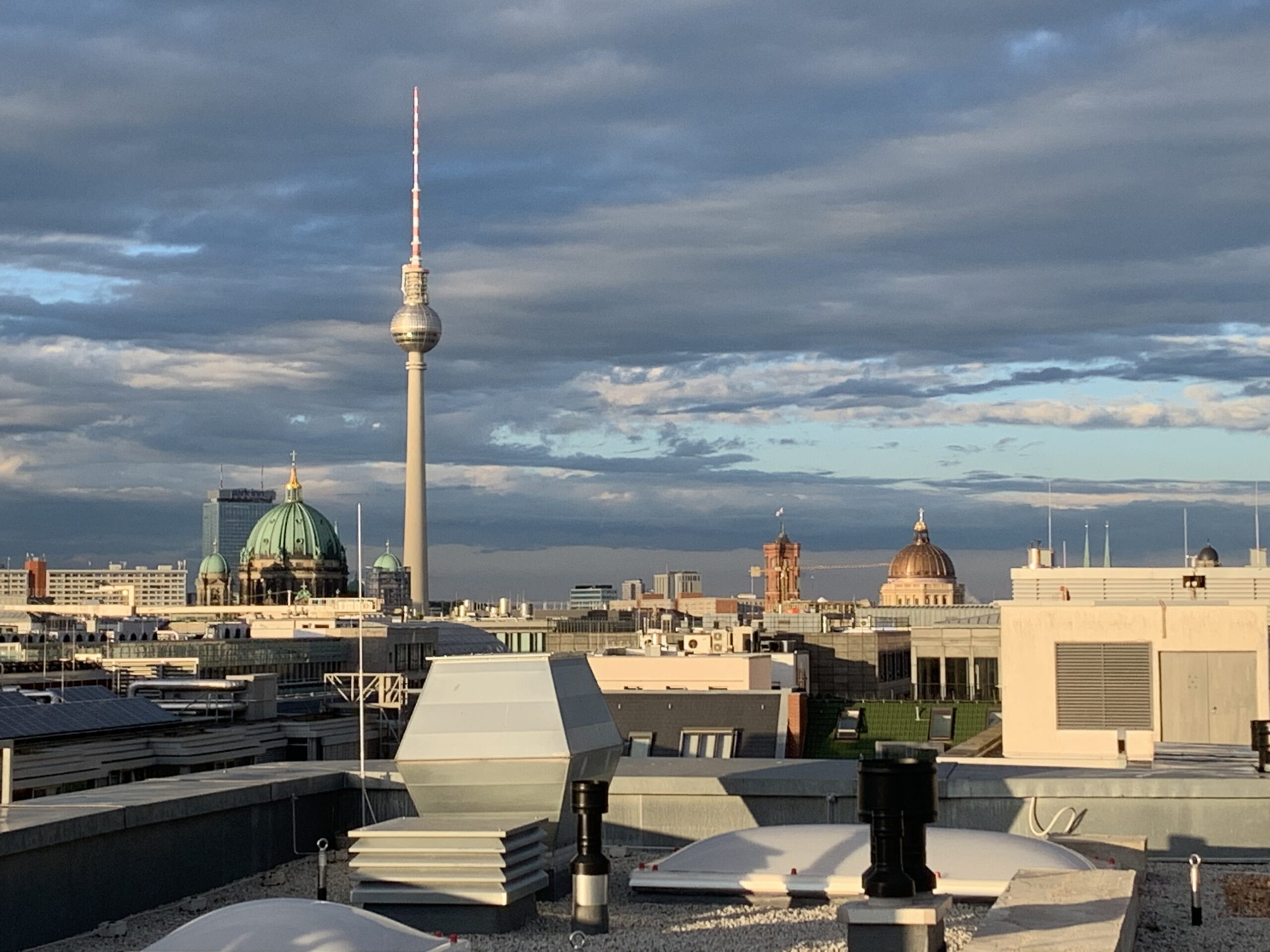 Berliner Fernsehturm, Berliner Dom und weitere markante Gebäude unter bewölktem Himmel im Hintergrund. Agentur in Berlin